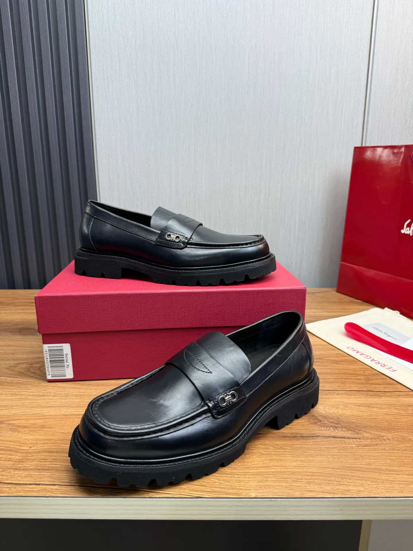Men's shoes 💰880💰 Ferragamo. [Ferragamo] Men's Loaf leather shoes, the latest hot style, 1:1 original purchase quality, top quality, imported open-edge beaded cowhide leather on the upper, hand-made three-dimensional stitching highlights the round toe design, the inner feet are made of imported cowhide, with original wear-resistant rubber outsole, matching code 39-44, (38, 45 custom-made, non-refundable)